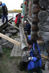 Выемка брёвен нижнего реставрационного яруса Преображенской церкви.