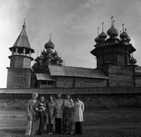 Внештатные экскурсоводы музея. Слева направо: Т.Кобылко, Л.Лопаткина, четвёртая – шестая – Т.Логинова, Т.Никулина, Н.Демусева. Фото 1970 гг.