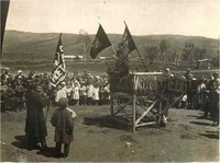 Рис. 16. Рыковск, 1935 г. Первомайский праздник. На трибуне — мама, Ершова Евгения Михайловна. Фото Ершова П. Ф.