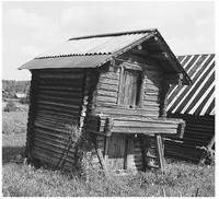 Рис. 2. Двухэтажный амбар в деревне Давыдово на реке Ножема. в деревне Вирино (Войлахта). Фото И. Гришиной, 2001 г.