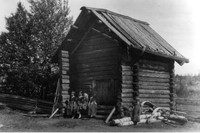 Рис. 3. Амбар в д. Пелдуши. Вепсы. 1903 г. Фотография  Е.А. Ляцкого. ФРЭМ.