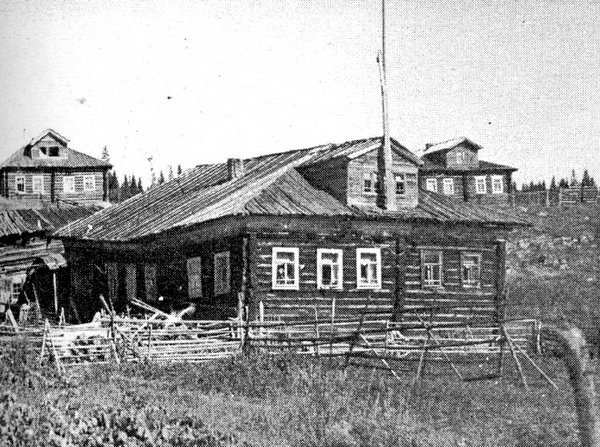 Фото 1. Дом №25 в деревне Чёрная речка Лоухского района. Общий вид. НВФ-7984.