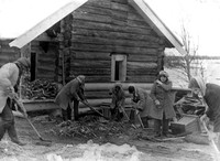 Субботник по подготовке к летнему сезону. О. Кижи. Фото 1970 гг.