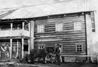 Егор Федорович Пономарев (Серов) у своего дома в Жарниково. 1940 г. Музей-заповедник «Кижи». КП-5098