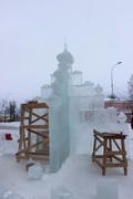 Стилизованную Преображенскую церковь изо льда строят в Петрозаводске