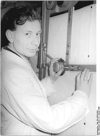 Ingenieur am Reissbrett''' Zentralbild Zühlsdorf Bn-Th 21.1.1956 Stellungnahme und Verpflichtung zur Nationalen Volksarmee. UBz: Der Kollege Günter Hoffmann, Teilkonstrukteur im VEB-Funkwerk Köpenick / С сайта ru.wikipedia.org